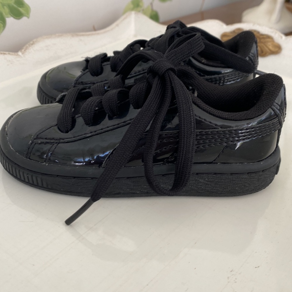 Puma Kinder-Fit All Black Patent Leather Lace Up Sneakers. Girls Size 7